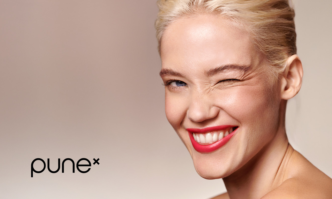 Zwinkernde blonde Frau mit rotem Lippenstift und pune Logo