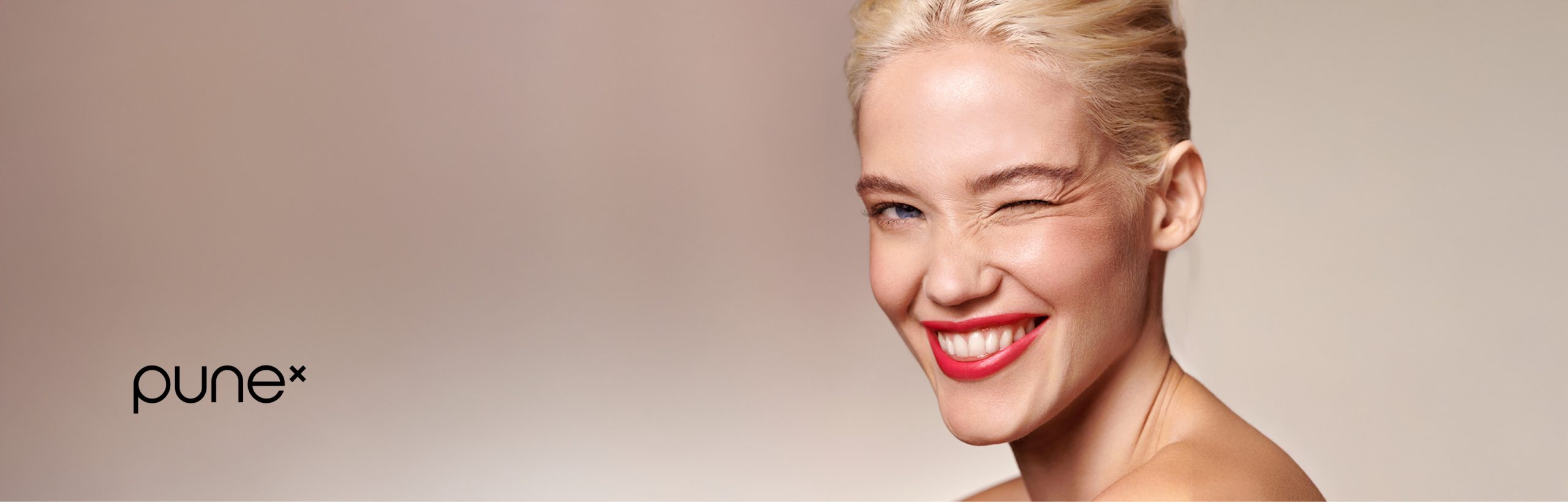 Zwinkernde blonde Frau mit rotem Lippenstift und pune Logo