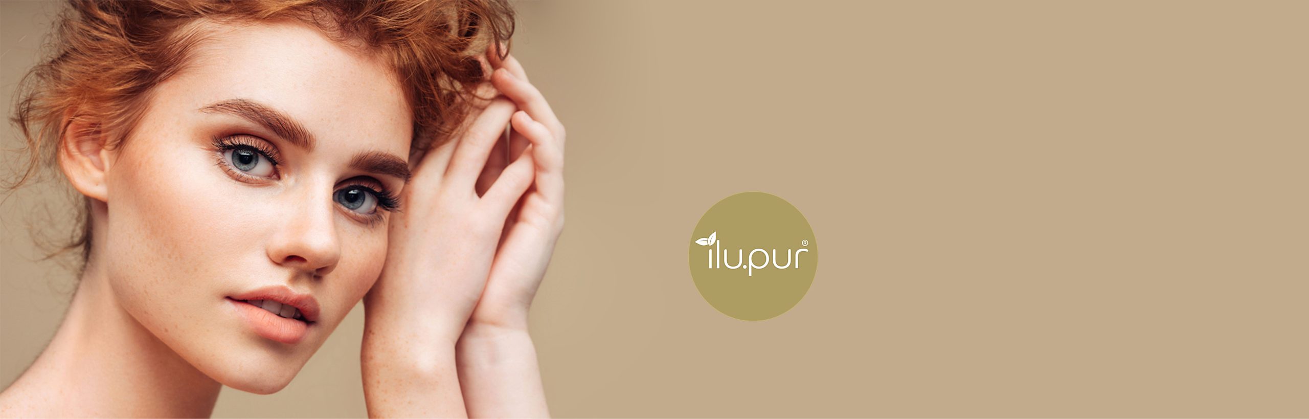 Frau mit roten Locken und natürlichem Make-up neben dem ilu.pur Logo