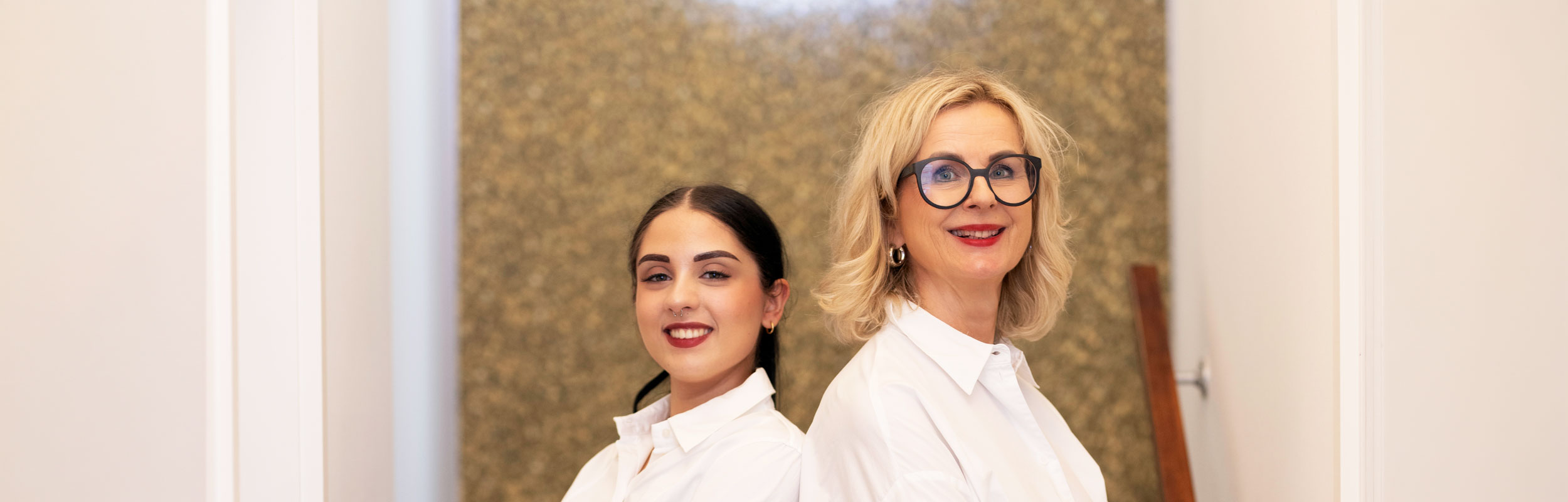 Christiane Niemand und Sophie Rösler lächeln im Kosmetikinstitut