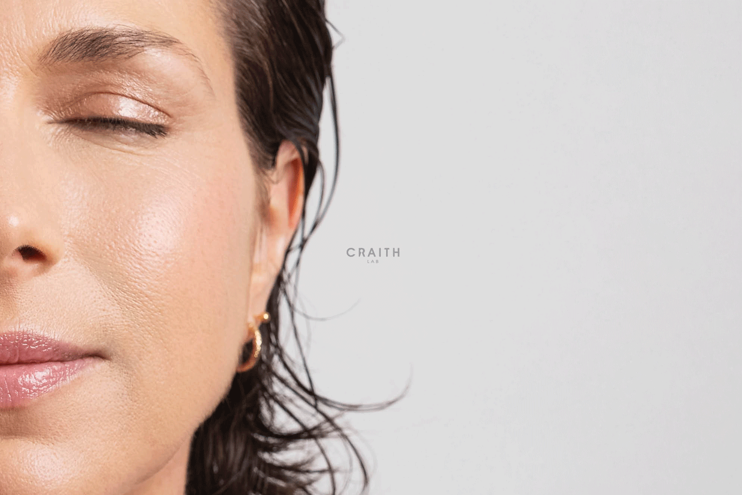 Nahaufnahme eines Frauengesichts mit geschlossenen Augen und glänzender, gepflegter Haut – Craith Lab