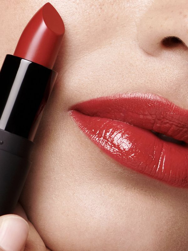 Roter Lippenstift von pune an vollen, rot geschminkten Lippen