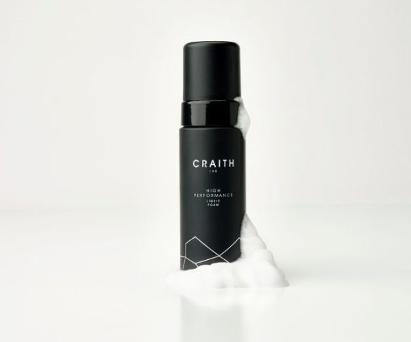 Schwarze Craith Lab Pumpflasche mit Schaum auf weißem Grund