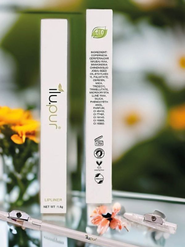 ilu.pur Lipliner mit Verpackung auf Glasregal vor Blumen